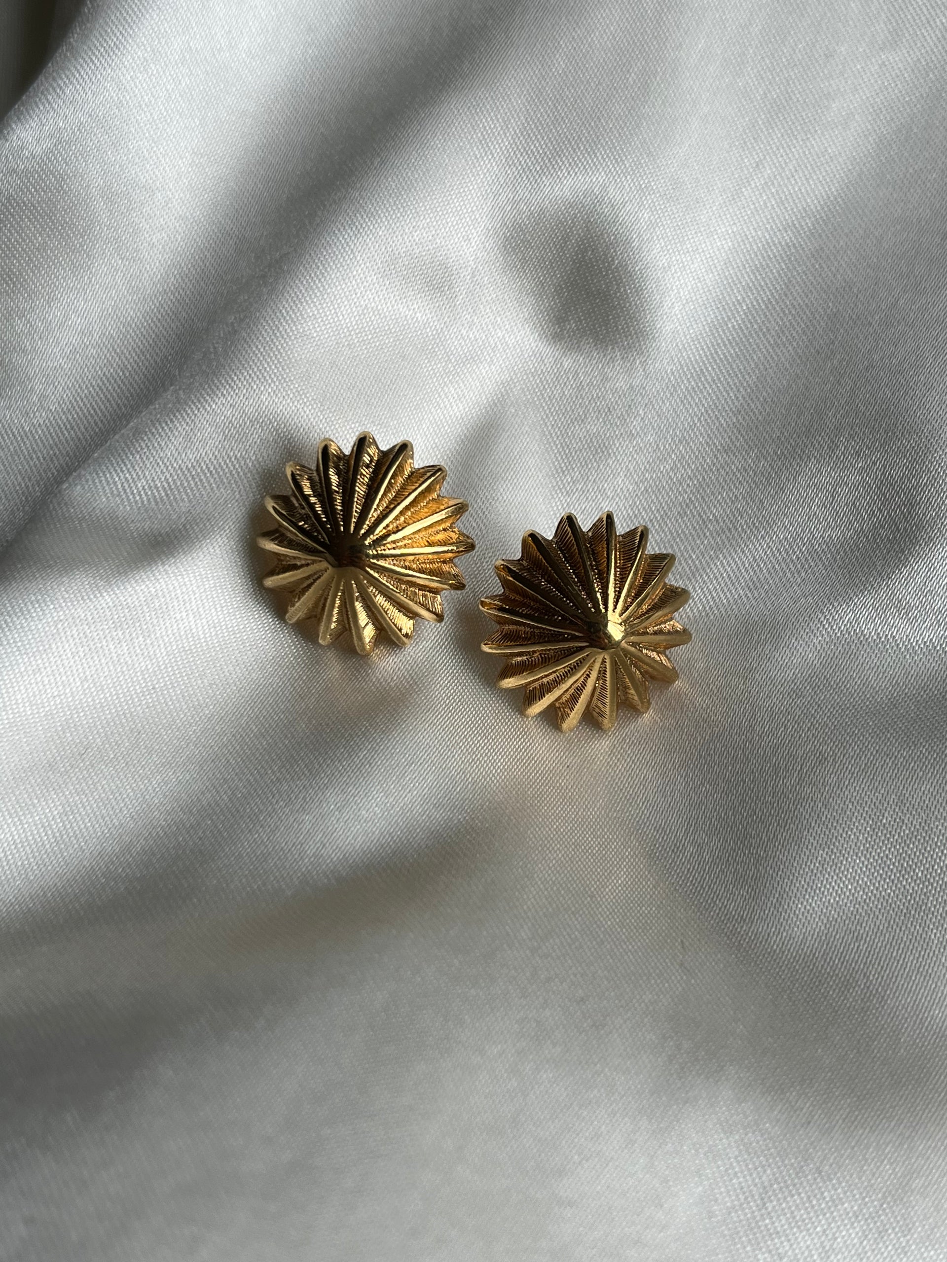 Vintage flower earrings discount